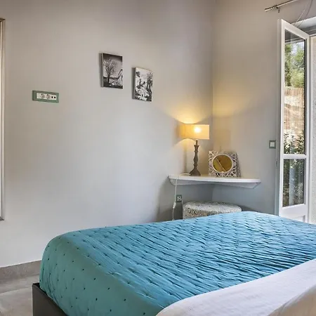 Sleeps 2 Pool Air Con Wifi