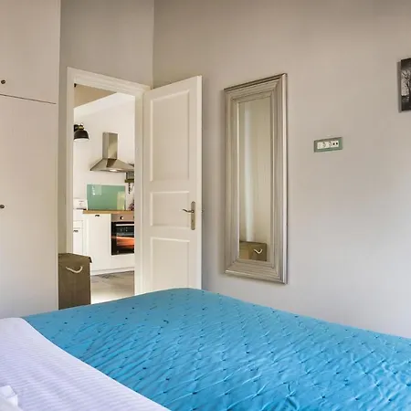 Sleeps 2 Pool Air Con Wifi *